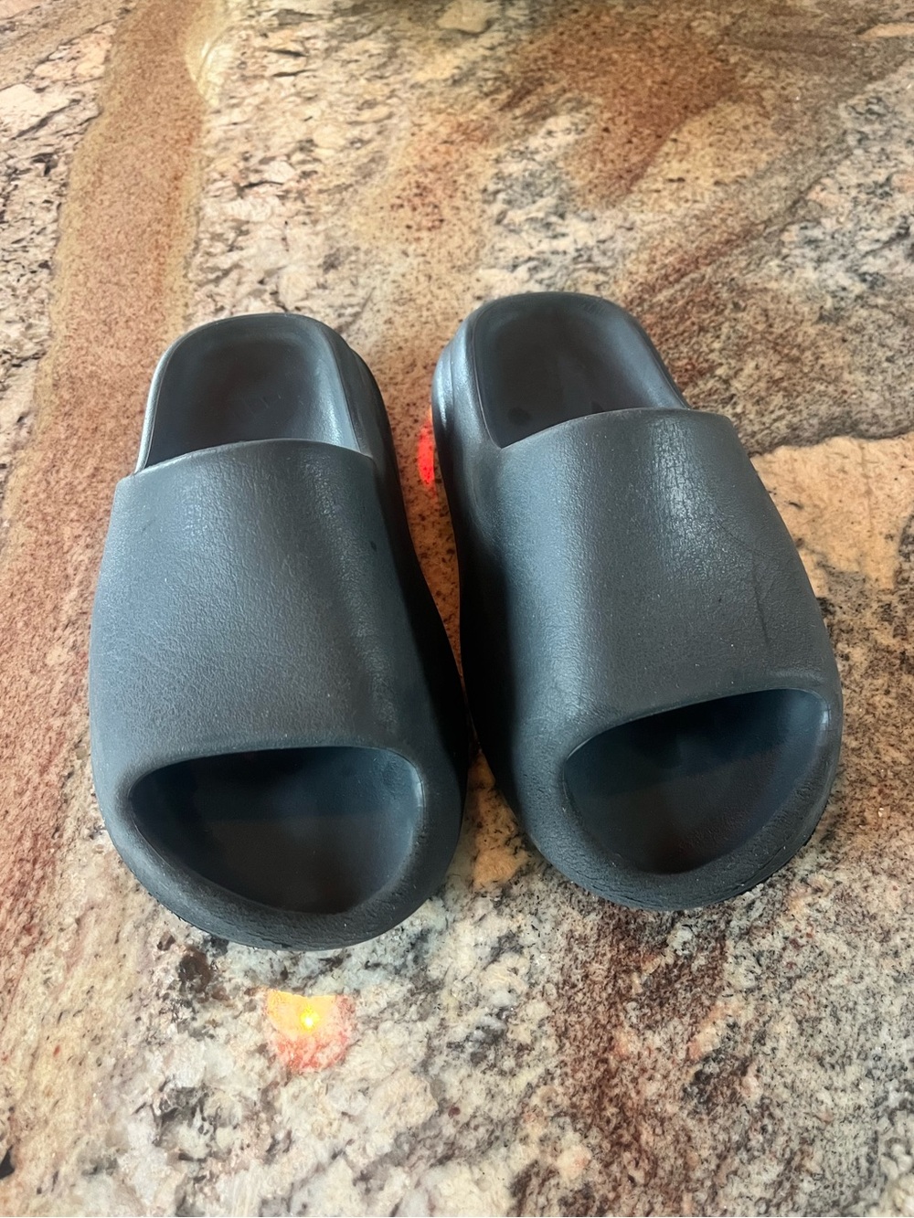 Yeezy Slides – Dark Gray/Charcoal – US Size 4